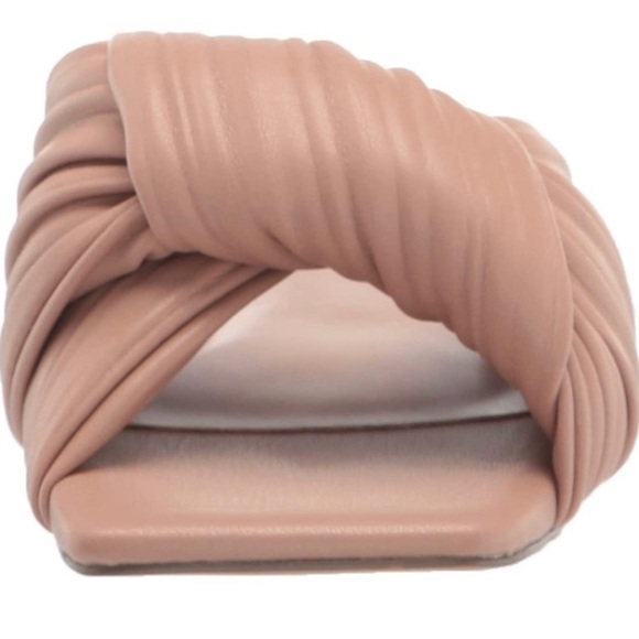 Steve Madden Mentor Slide Square Shape
Sandals - Picture 1 of 7